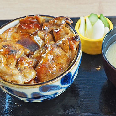 豚照り焼き丼（味噌汁・漬物付）